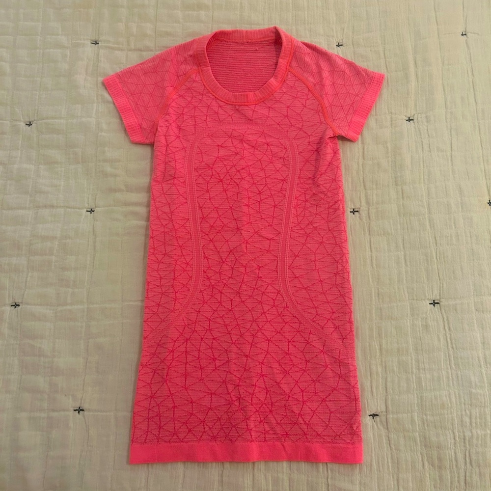 Lululemon Swiftly Tech Tee- Pink Geometric- Size 2